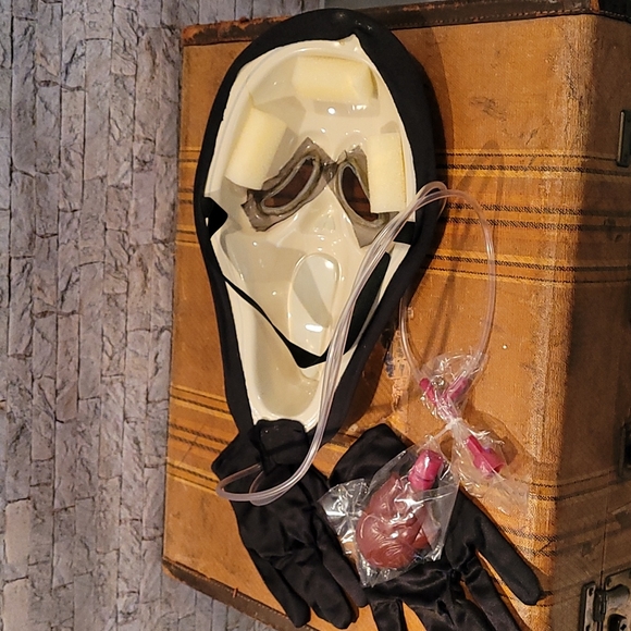Fun World Scream Bloody Costume Mask - Picture 9 of 12